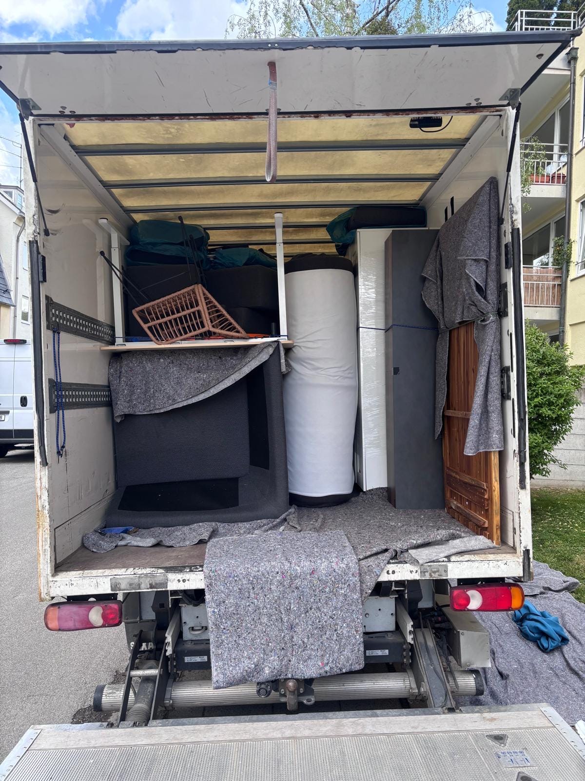 Gesicherte Möbel mit Decken im Laderaum