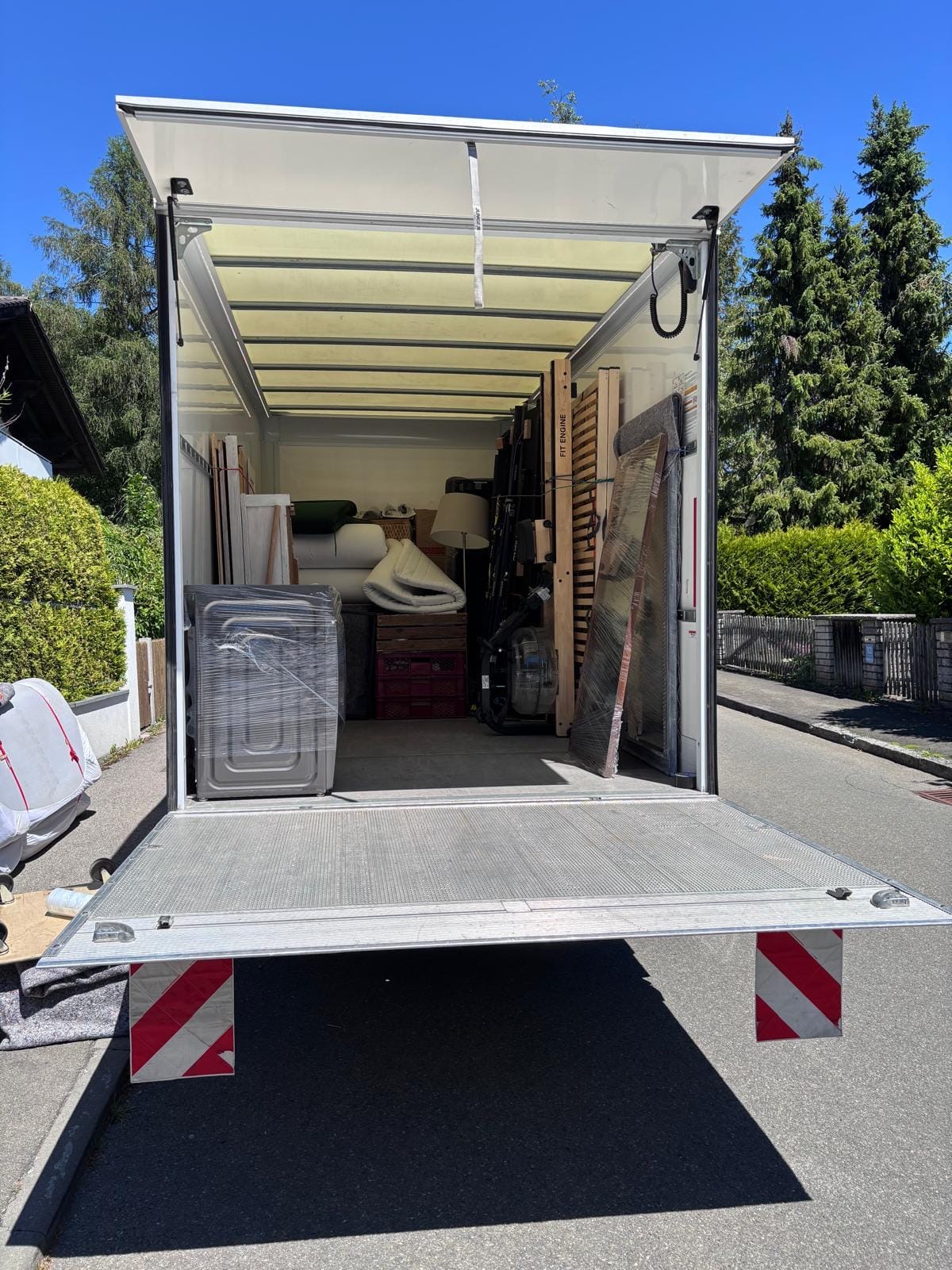 Umzugs-LKW mit Ladebordwand